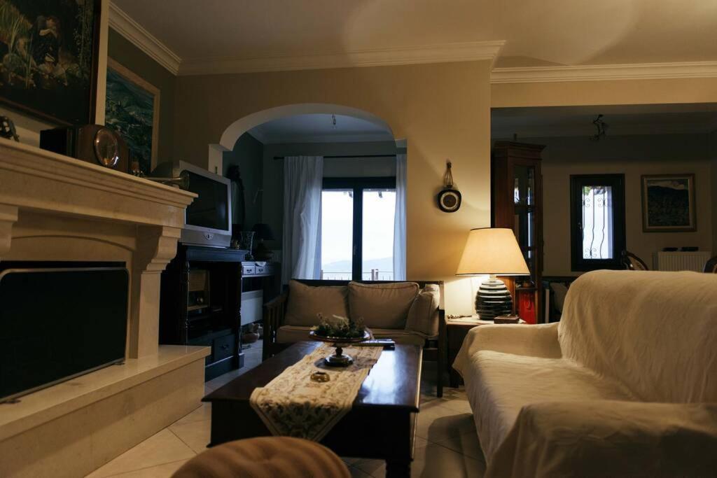 Apartment In Anakasia Overlooking Volos Bagian luar foto